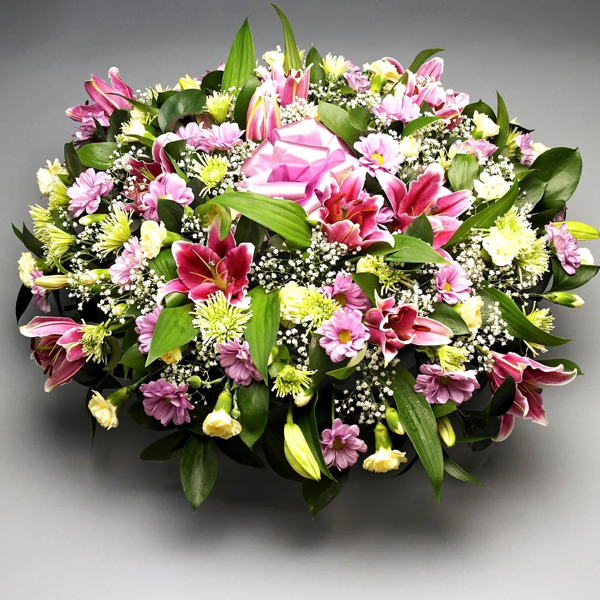 Ein von Hand gebundenes Blumengesteck in Rosa, Weiß und Grün